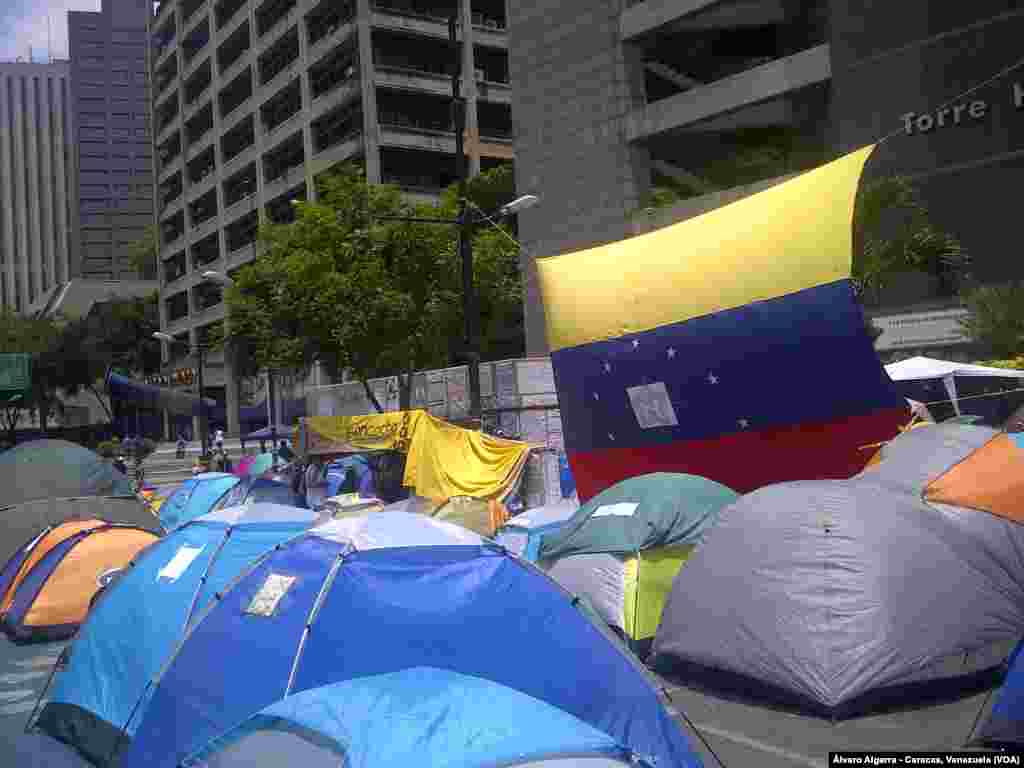 Miles de estudiantes decidieron acampar frente a la sede de la OEA y la ONU, en Caracas, como medida de presión para que estas organizaciones envíen grupos de observadores a Venezuela.