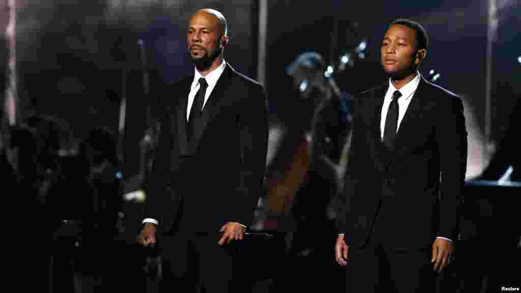 Common, izquierda, y John Legend luego de cantar "Glory".