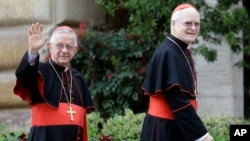 Kardinali iz Brazila Odijo Pedro Šerer (desno) i Heraldo Mahelja Anjelo stižu na današnji sastanak u Vatikanu