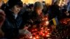 Ukrajinci pale sveće za žrtve protesta u Kijevu