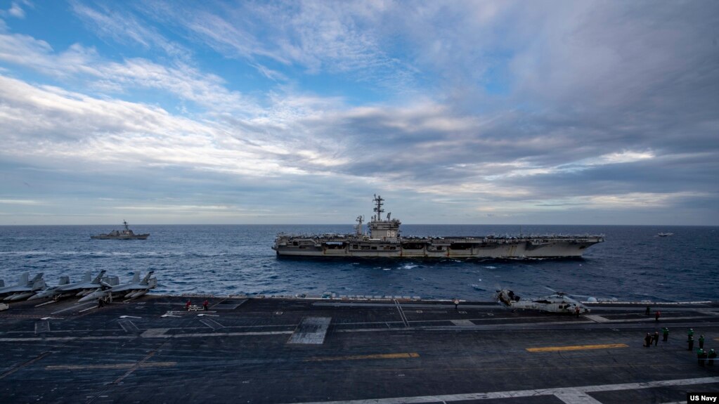 美军罗斯福号航母(USS Theodore Roosevelt) 与尼米兹号(USS Nimitz)航母2021年2月9日在南中国海举行双航母联演（美国海军照片）(photo:VOA)