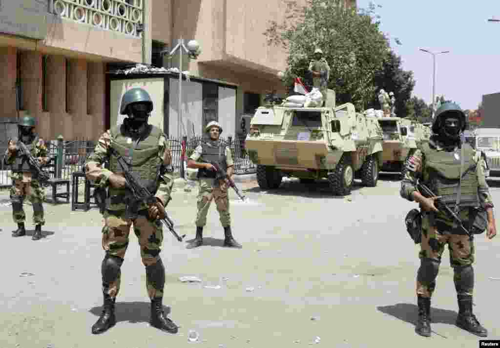 Soldiers stand guard at a court and police station as Egyptians vote in during the presidential elections in Cairo, May 26, 2014.