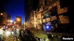 Polisi dan warga setempat memeriksa kerusakan pasca ledakan di Beirut, Lebanon, Minggu malam (12/6).