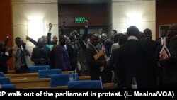 Lawmakers from the opposition MCP walk out of the parliament in protest. (L. Masina/VOA)