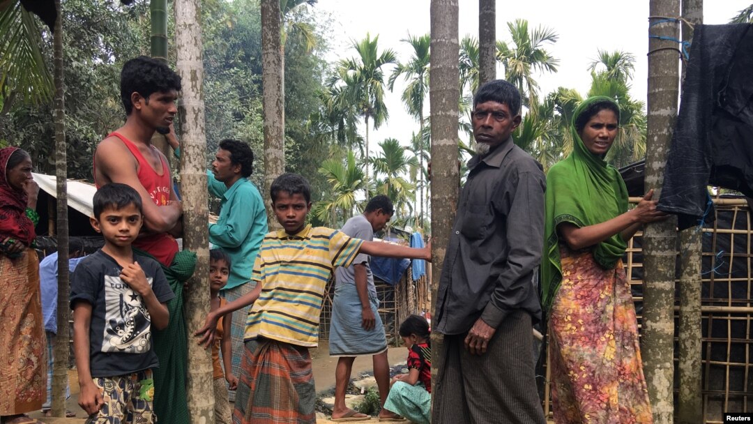 Muslim Rohingya berkumpul di luar rumah sementara mereka di atas tanah milik petani Bangladesh Jorina Katun di dekat kamp pengungsi Kutapalong di distrik Cox's Bazar, Bangladesh, 9 Februari 2018. (Foto: dok).