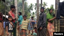 Muslim Rohingya berkumpul di luar rumah sementara mereka di atas tanah milik petani Bangladesh Jorina Katun di dekat kamp pengungsi Kutapalong di distrik Cox's Bazar, Bangladesh, 9 Februari 2018. (Foto: dok).