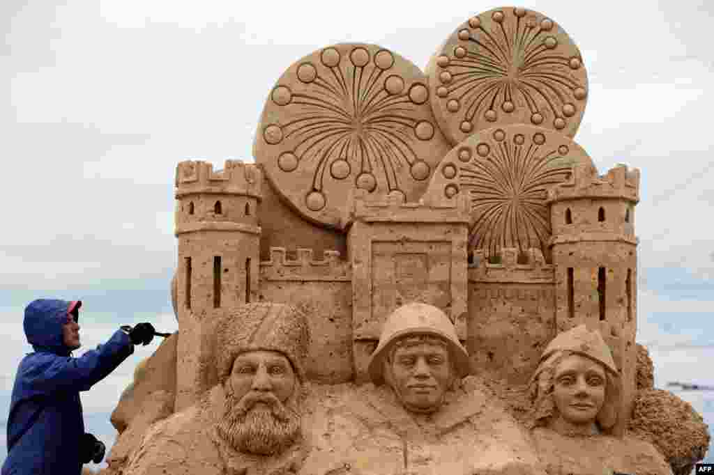A sculptor makes a sand sculpture devoted to the WW II victory in Minsk. Belarus will celebrate the end of WW II on May 9.