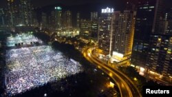 홍콩에서 4일 톈안먼 민주화 운동 24주년을 맞아, 대규모 촛불 추모 집회가 열렸다.