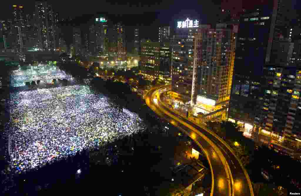 Puluhan ribu orang berpartisipasi dalam upacara peringatan tragedi Tiananmen di Victoria Park, Hong Kong (4/6). (Reuters/Tyrone Siu)&nbsp;