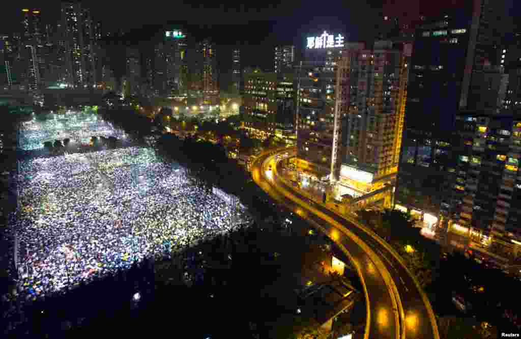 4일 홍콩에서 중국 텐안먼 민주화 운동 24주년 추모 촛불집회가 열린 가운데, 15만여 시민이 홍콩 빅토리아 공원에 운집했다.