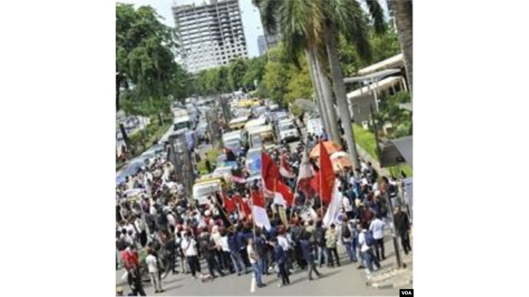 Demonstrasi anti korupsi di depan kantor KPK (9 Desember 2010). Korupsi di Indonesia masih menjadi keprihatinan sejumlah LSM anti korupsi.