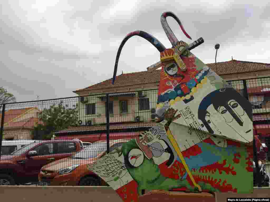 Palancas estilizadas expostas no Jardim da Unidade Africana de Luanda, projeto da Fundação Arte e Cultura