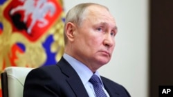 El presidente ruso Vladimir Putin asiste a una reunión del gabinete por videoconferencia en la residencia estatal Novo-Ogaryovo en las afueras de Moscú, Rusia, el 19 de abril de 2023.