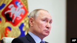 블라디미르 푸틴 러시아 대통령이 지난달 19일 모스크바 외곽 노보-오가료보에서 화상으로 국무회의를 주재하고 있다. (자료사진)