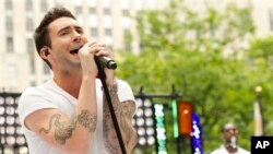 미국 남성 악단 머룬5(Maroon 5)의 애덤 러빈의 공연 장면.