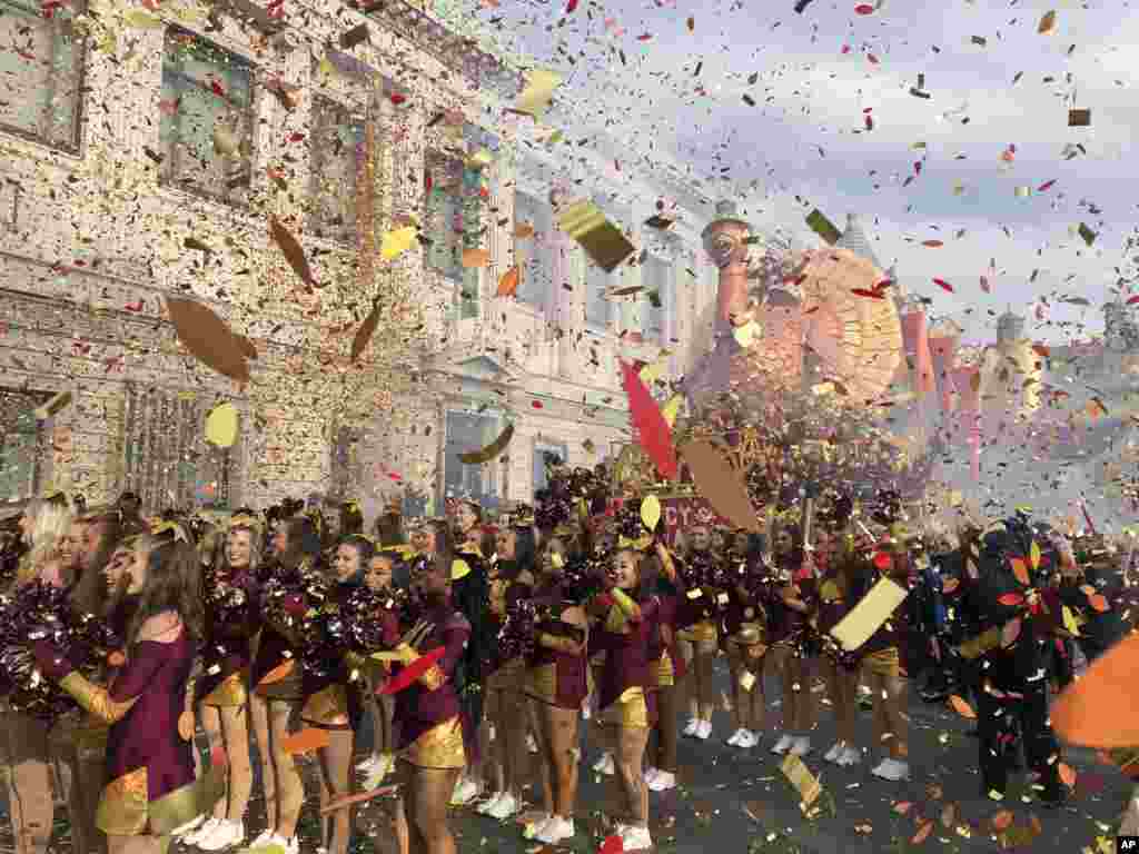 Confetti flies at the start of the Macy&#39;s Thanksgiving Day Parade in New York.