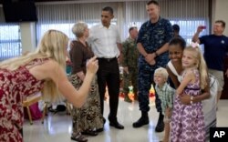 Le président Obama et son épouse, Michelle Obama, rendant visite aux soldats et familles militaires de la base des marines de Kailua, à Hawaii, le 25 décembre 2010