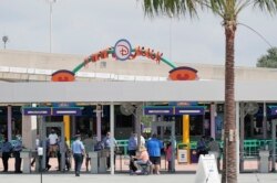 Para pengunjung memasuki "Magic Kingdom" salah satu taman hiburan Walt Disney World saat pembukaan kembali di Lake Buena Vista, Florida, 11 Juli 2020.