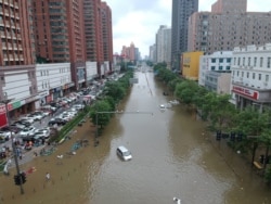 河南省郑州市暴雨后满是洪水的街道。 （2021年7月21日）