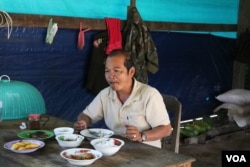 The commander of the military camp in Tram Sasar commune eats lunch on Dec. 21, 2017. “I was ordered to come here to protect people," he said. "I don’t know why.” (Sun Narin/VOA Khmer)