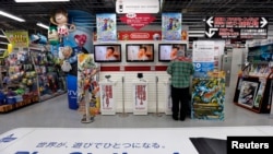 Seorang pria mencoba game 3D Nintendo Co Ltd di toko elektronik di Tokyo, 7 Mei 2014. (Foto: dok.)