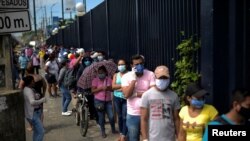 新冠疫情中，厄瓜多尔一处商业中心外面等待购物的人们。