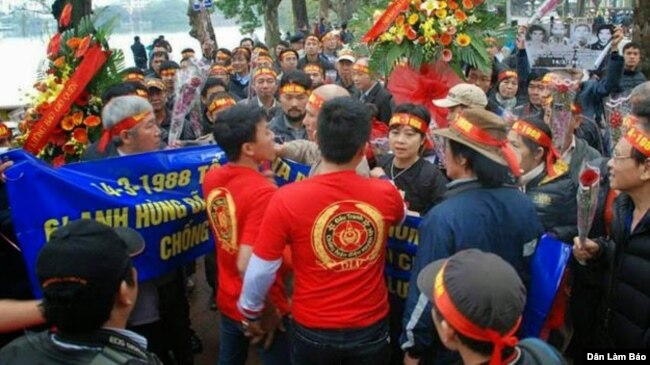 Các thanh niên mặc áo phông màu đỏ, phía trước có in hình búa liềm, sao vàng và đằng sau áo có in chữ “Đấu tranh chống luận điệu xuyên tạc”, kèm theo các chữ cái viết hoa DLV mà nhiều người cho là chữ viết tắt của "dư luận viên".