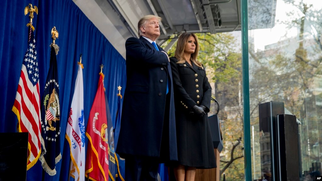 TT Trump và Đệ nhất Phu nhân Melania Trump trên khán đài tại lễ đặt vòng hoa trong cuộc diễn hành ngày Lễ Cựu Chiến binh ở Công viên Quảng trường Madison, thứ Hai 11/11/2019 (AP Photo/Andrew Harnik)