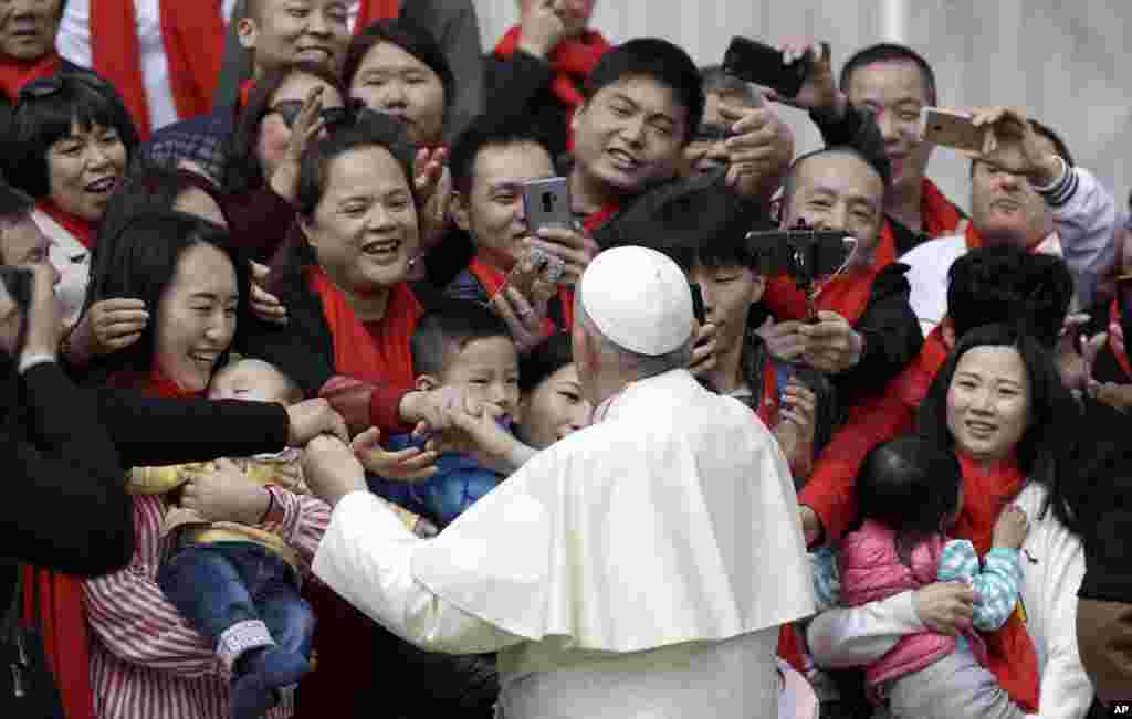 دیدار پاپ فرانسیس رهبر کاتولیک های جهان با هوادارانش از کشور چین در میدان سنت پیترز واتیکان