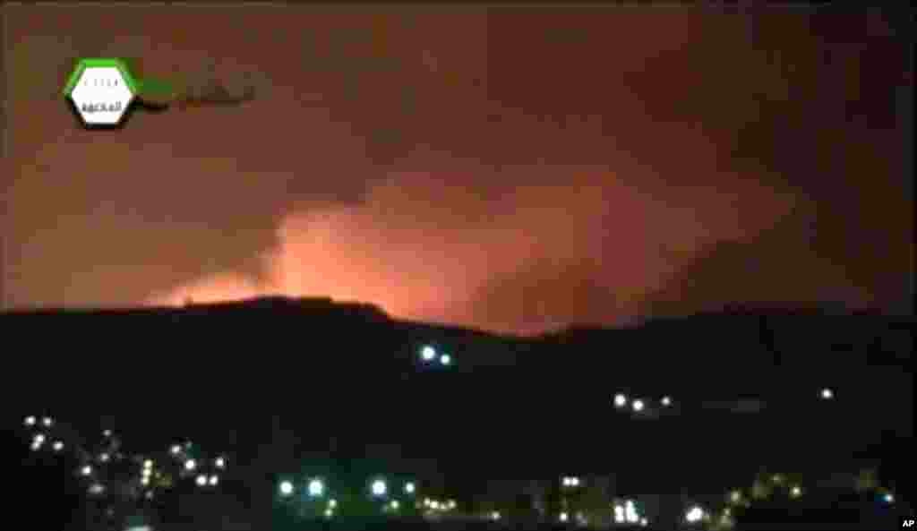 This image taken from video obtained from the Ugarit News shows smoke and fire filling the the skyline after an Israeli airstrike, Damascus, May 5, 2013.