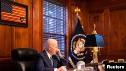 El presidente estadounidense, Joe Biden, conversa con su homólogo ruso, Vladimir Putin, desde Camp David, EE. UU., el 12 de febrero de 2022.