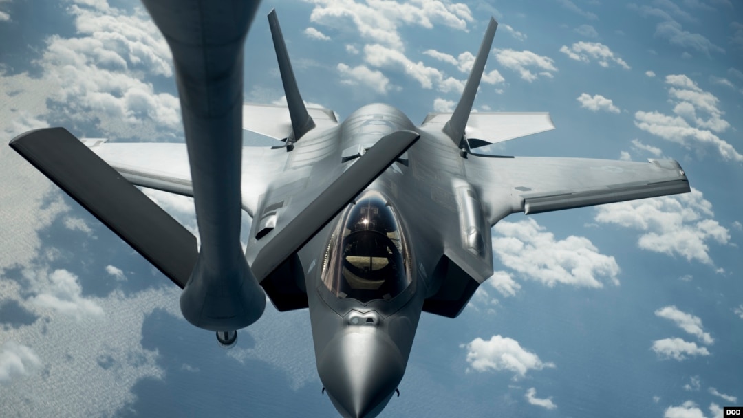 Pesawat tempur F-35A milik Angkatan Udara AS sedang mengisi bahan bakar di atas Samudera Pasifik, 11 Januari 2018.
