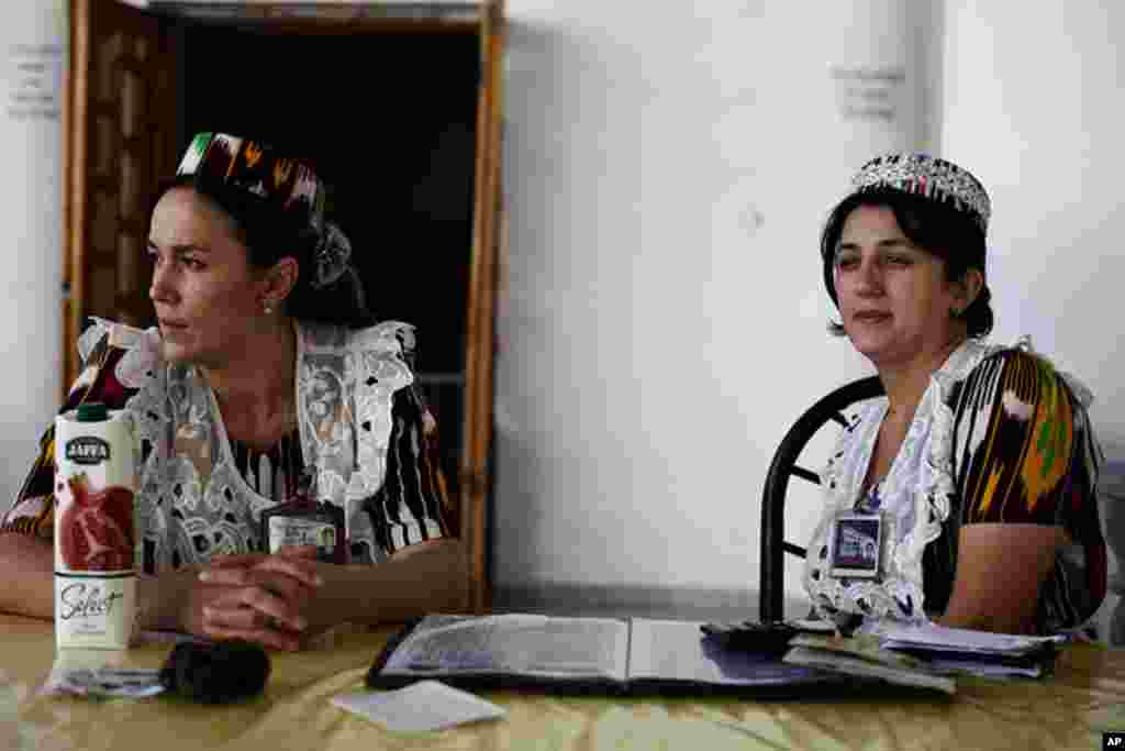 Waitresses at Dushanbe's most popular chaikhona (tea restaurant) Rokhat. (VOA - Y. Weeks)