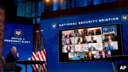Presiden terpilih AS Joe Biden berbicara dalam pertemuan daring dengan anggota tim keamanan nasional dan kebijakan luar negeri di The Queen theater, di Wilmington, Delaware, Senin, 28 Desember 2020.