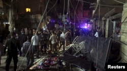 黎巴嫩贝鲁特的居民在查看被两枚爆炸物炸毁的地方 （2015年11月12日）