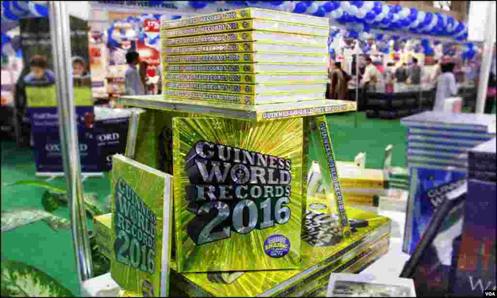 ایک اسٹال پر &#39;گینیز بک آف ورلڈ ریکارڈ&#39; موجود ہے