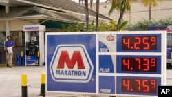 Цены на автозаправке в Майами-Бич, Флорида. 17 ноября 2021г. 