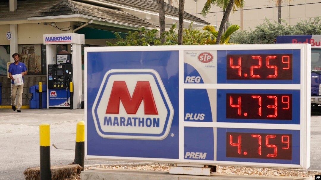 Giá xăng tại cây xăng Marathon Station, Miami Beach, Florida, 17 tháng 11. Hình minh họa.