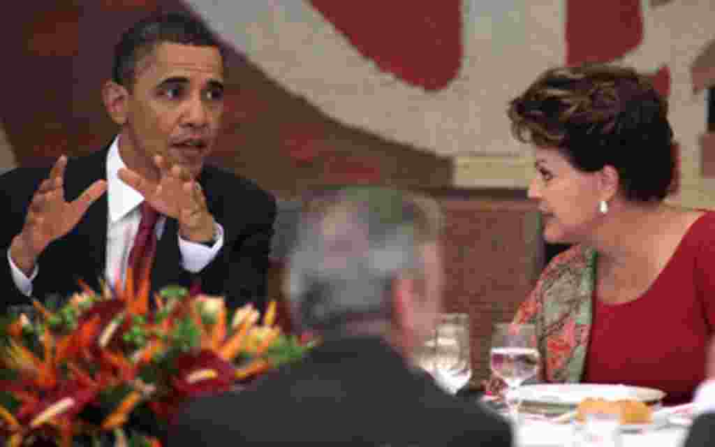 Obama conversa con Dilma Rousseff durante el almuerzo, a horas después de la llegada del mandatario estadounidense a Brasil.