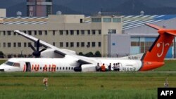 Le fuselage d’un Bombardier Q400 après avoir dérapé à l'aéroport de Gimhae, dans la banlieue de Busan, 12 août 2007.