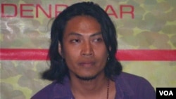 Gede Robi Supriyanto dari band rock asal Bali Navicula yang giat mengkampanyekan penyelamatan orangutan. (Foto: VOA/Muliarta)