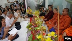 Cambodian Buddhist monks give blessings to the four ADHOC human rights workers, Phnom Penh, Cambodia, June 30, 2017. (Khan Sokummono/ VOA Khmer)