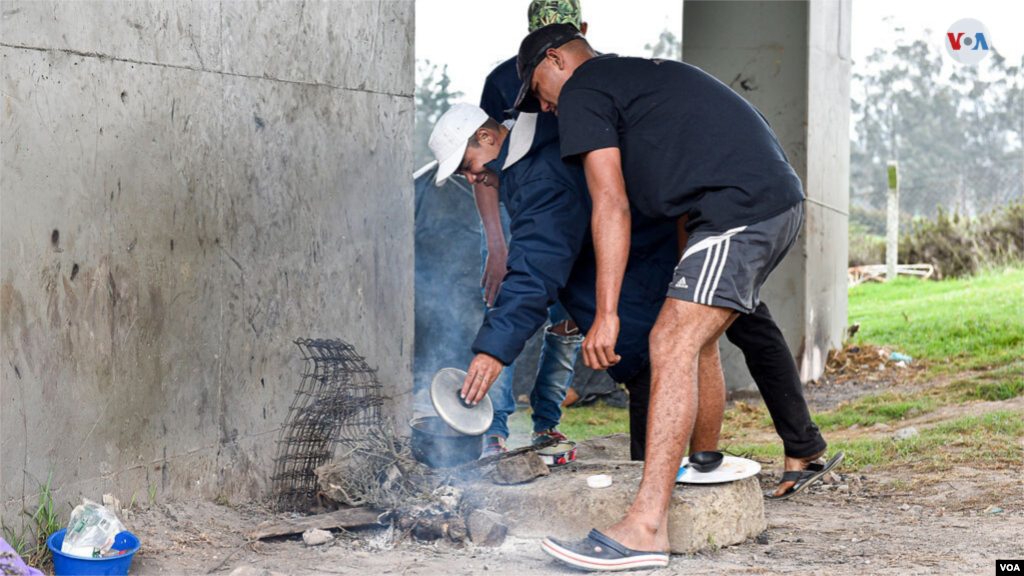 Varios cientos de migrantes venezolanos emprendieron esta semana el camino de regreso a su país, desesperados ante la falta de un medio de sustento en Colombia por la cuarentena. &nbsp;