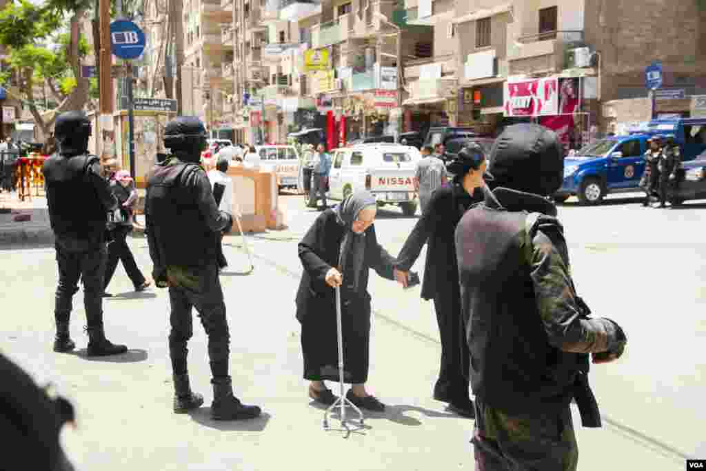 A Coptic old woman leaves the church after attending the vigil, Tanta, Egypt, Saturday, May 20, 2017. (H. Elrasam/VOA)