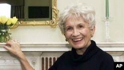 ARCHIVO: La autora canadiense Alice Munro posa para una fotografía en la residencia del consulado canadiense en Nueva York el 28 de octubre de 2002. Munro, una de los cuentistas más honrados de la historia, murió a los 92 años. 