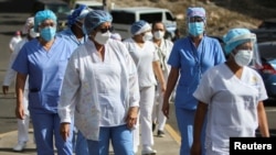 Empleados de la salud llegan al Hospital María de Tegucigalpa, Honduras, para recibir la primera dosis de la vacuna de Moderna contra COVID-19 el 25 de febrero de 2021.