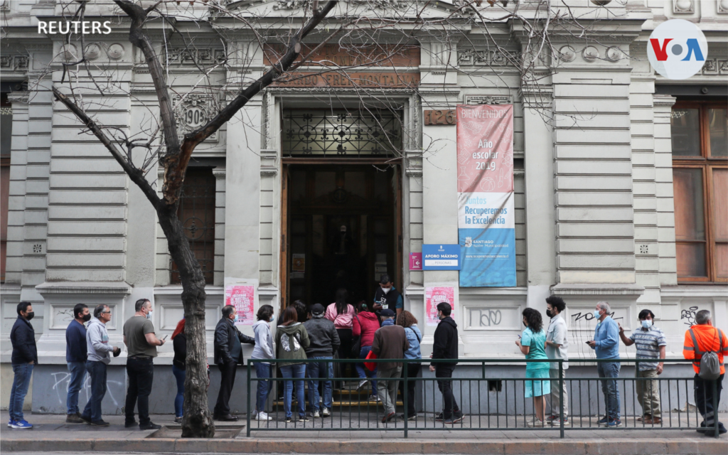 Miles de personas llegaron a votar desde muy temprano en Santiago, Chile.