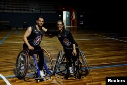 Nilofar Bayat y su marido Ramesh Naik Zai después de un entrenamiento con su equipo Bididieak, en Bilbao, España.