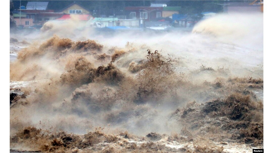 Yon gwo vag ke yon Typhoon Hinnamnor koze nan Pohang, Kore di Sid, 6 Sept. 2022.