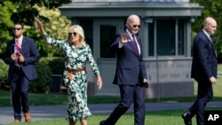 El presidente Joe Biden y la primera dama Jill Biden saludan mientras caminan hacia Marine One en el jardín sur de la Casa Blanca en Washington, el viernes 2 de septiembre de 2022, mientras se dirigen a Camp David para pasar el fin de semana. (Foto AP/Susan Walsh)